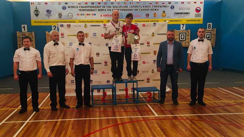 Спортивное метание ножа. Чемпион сортавалы по метанию ножей. Рекорд по метанию ножа. Колесо для метания ножей в цирке. Рекорд по метанию ножа.